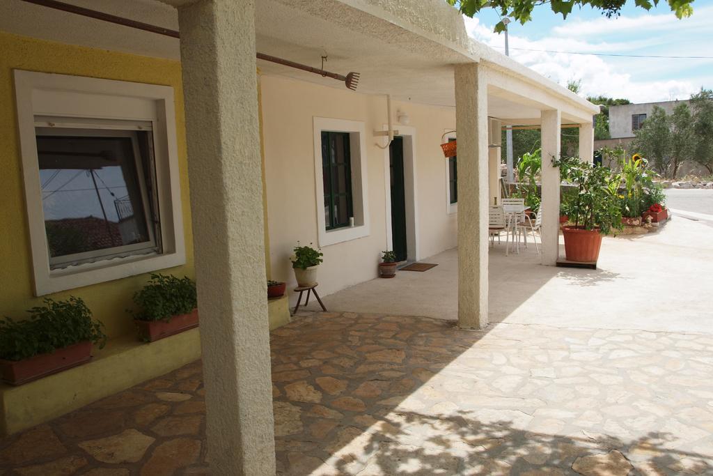 Apartments Viktorija Starigrad Paklenica Exterior photo